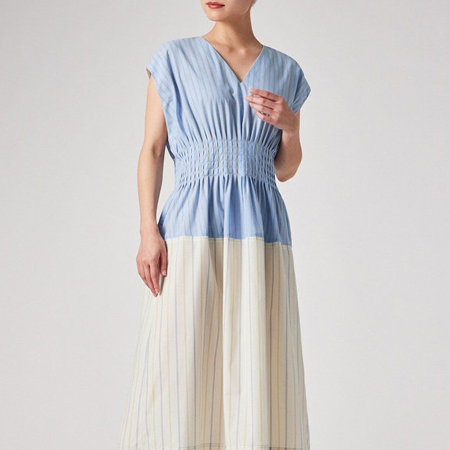 夏の旅へと誘う、心地よく華やぐサマードレス