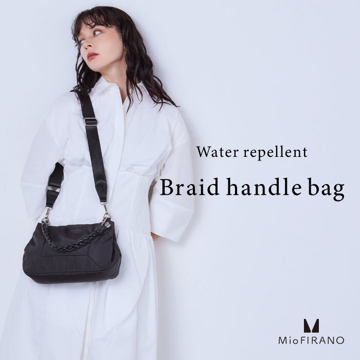 アウトドアな日も身軽に過ごせる！軽量はっ水ナイロンバッグ