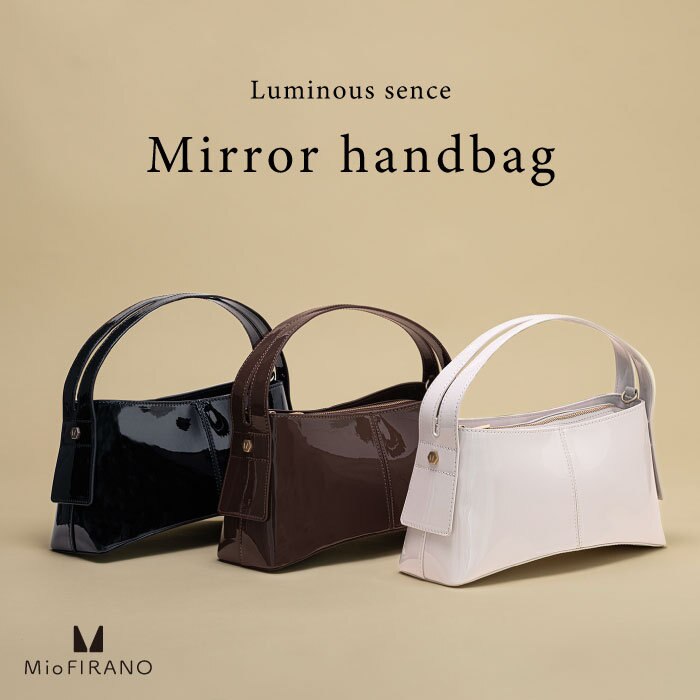 春の陽射しを映すエレガントなミラーバッグ