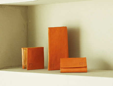 ウルルのようなオレンジをまとって カンガルー革の「キャングロ