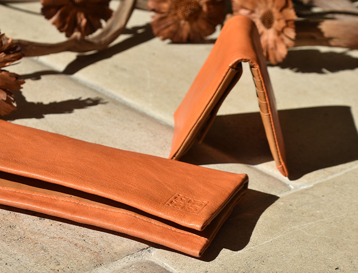 ウルルのようなオレンジをまとって カンガルー革の「キャングロ