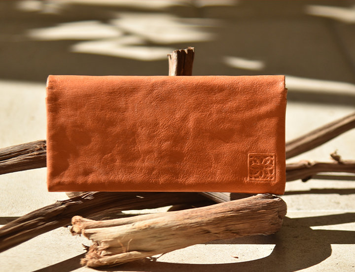 ウルルのようなオレンジをまとって カンガルー革の「キャングロ