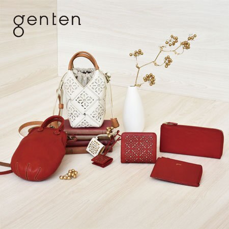 大切な方への贈り物に。 クリスマスカラーの革小物