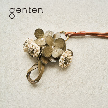 親しみある身近な野の花から。 シロツメクサのチャーム