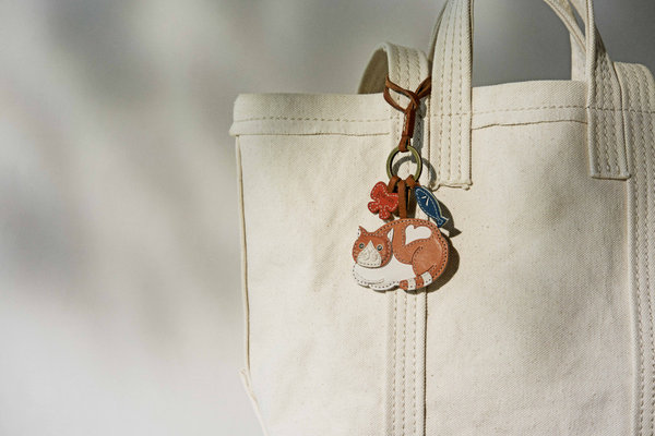 愛らしいハチワレ猫と野の花のチャーム | ONWARD CROSSET