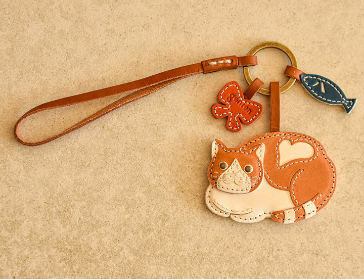 愛らしいハチワレ猫と野の花のチャーム | ONWARD CROSSET