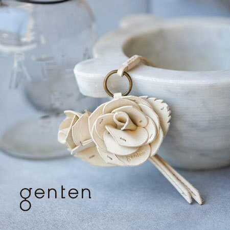 ハッとするような白一色 どんなバッグにも映えるバラチャーム