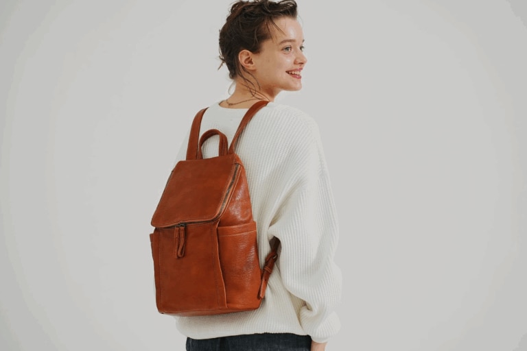 genten レザーリュック ブラウン 多機能を、コンパクトに美しく|理想を叶えたgentenレザー