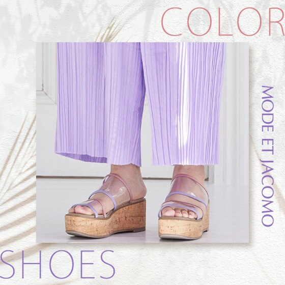 着こなしに夏らしい彩りを添える「大人のカラーサンダル」