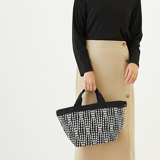 大人気！モノトーンカラーで持ちやすいナミドット柄トート