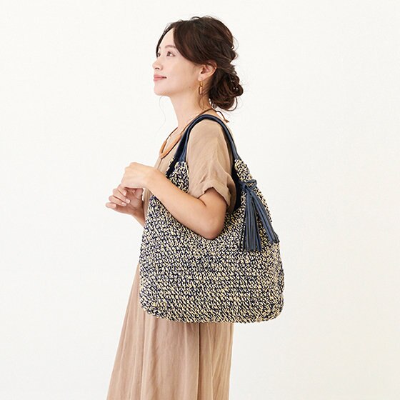 「夏に持ちたい」雑材風の手編みかごバッグ。