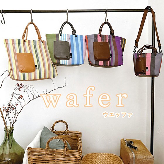 フェイクレザーのハンドルとルーポケットがアクセント