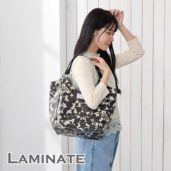 お手入れ簡単、見た目はリュクス。頼れるつやめきラミネートトート。