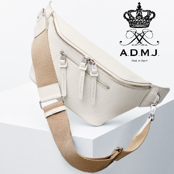 COOLでユニセックスなCROSS BODY BAG