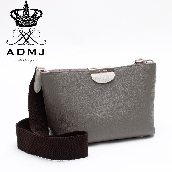 秋の装いにベストマッチな CROSS BODY BAG