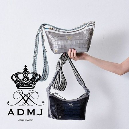 普遍的な人気を誇る クロコ型押しショルダーバッグ