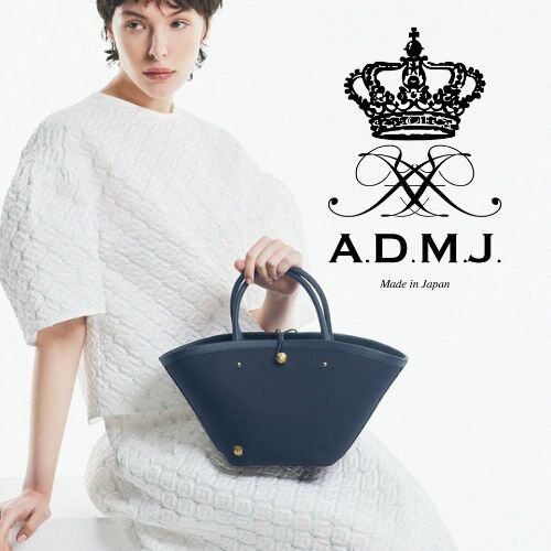 アンティークボタンが特徴的なバッグ登場