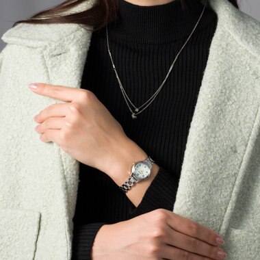 CITIZEN 【ソーラー電波】シンプルで使いやすい 小さめサイズ  秒針・日付つき  レトロクラシカルなテイスト