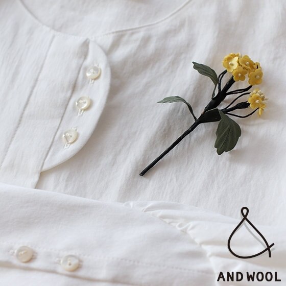 花のブローチで、春の装いを。