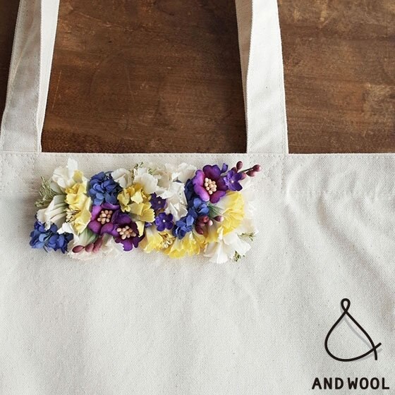 “ちょっと特別”に演出してくれる『小花が集まったブローチ』