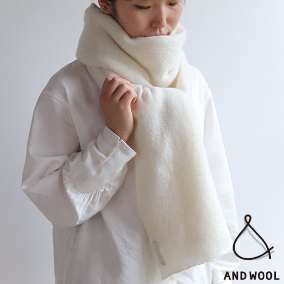 貴重な『ホワイトカシミヤ』を手編み機で編みました。