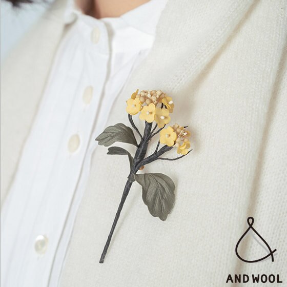 春の装いに『花のブローチ』は いかがでしょう。