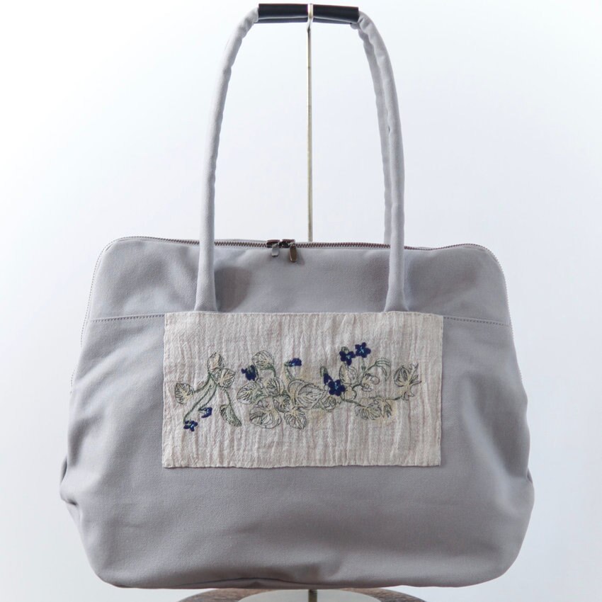 【再入荷】ちょっとした旅行にも使える大容量「今シーズン人気のスミレの押し花刺繍バッグ」