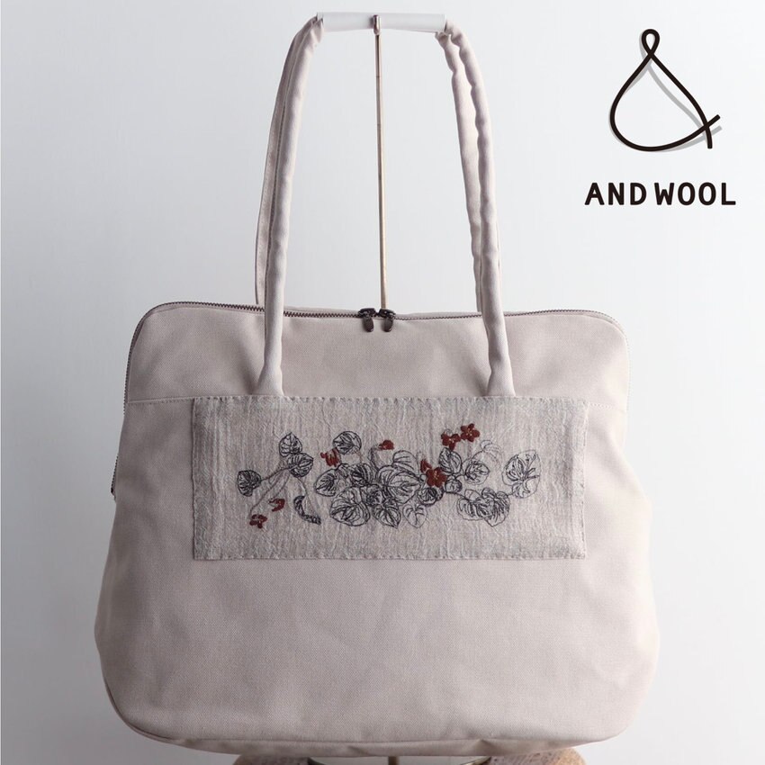 「旅行にも使える大容量」でも見た目はすっきりコンパクト【今シーズン人気のスミレの押し花刺繍バッグ】