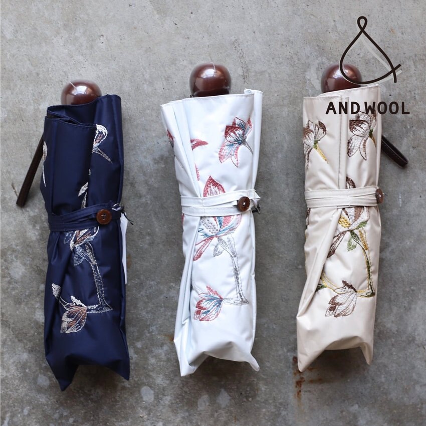 大ぶりの花が華やかさと同時に「控えめで落ち着いた印象」を与えてくれる【晴雨兼用日傘 モクレン刺繍】