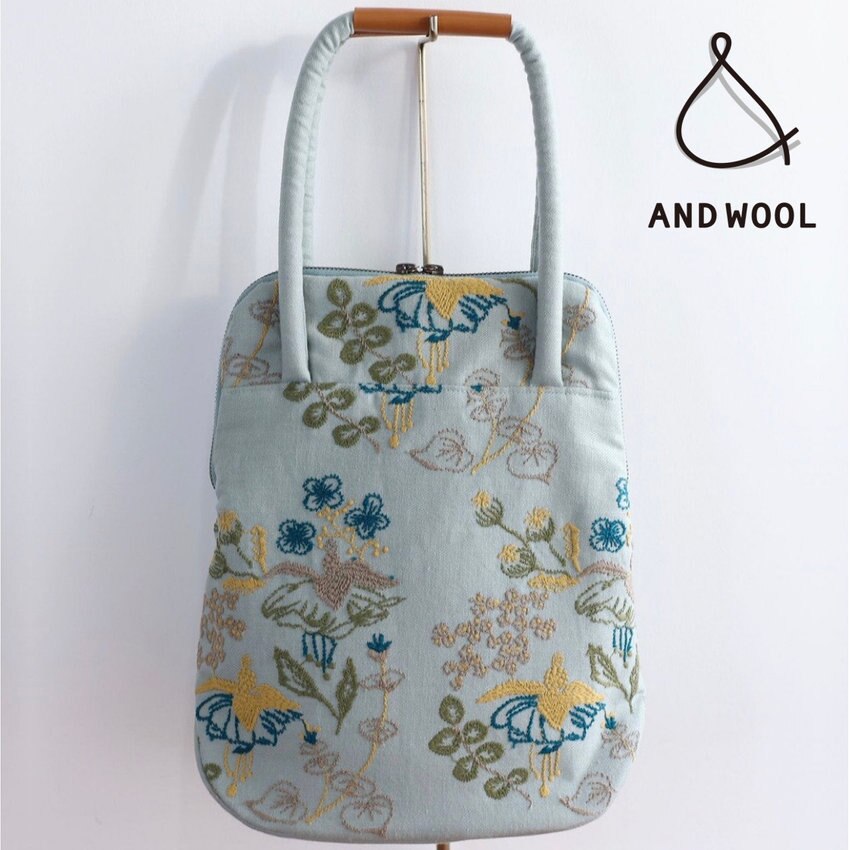 A4サイズが入る大容量でも「すっきりコンパクト!!」落ち着きのある色味とデザインの【フクシア刺繍のバッグ】