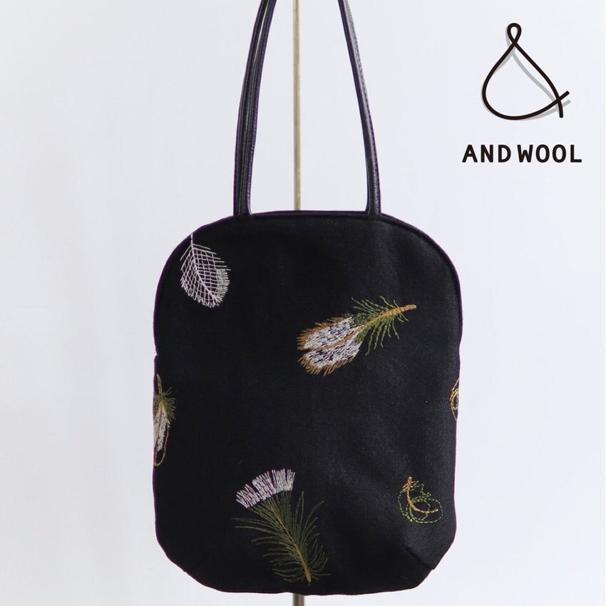 ウールリネン生地に施した「鳥の羽刺繍」が印象的な【上品なサイズ感のミニバッグ】※カラーによっては完売が出ております