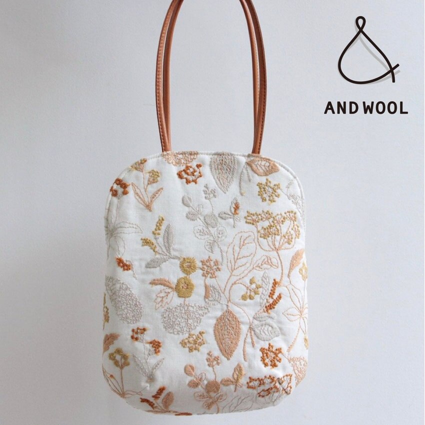 【ベージュのみ再入荷!!】人気のテキスタイル「筆記帳刺繍のミニバッグ」財布と携帯とペットボトルが入るサイズです