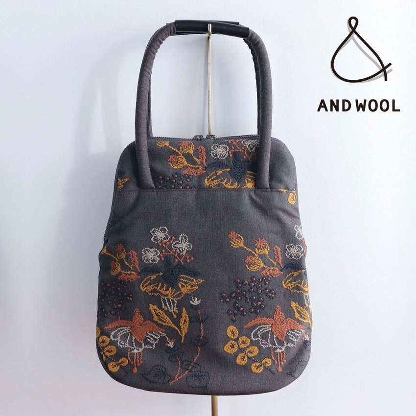 ハンド刺繍のような豊かな表情の【フクシア刺繍のバッグ】高級感があり上品で「遠くからでも目を惹く」デザインです