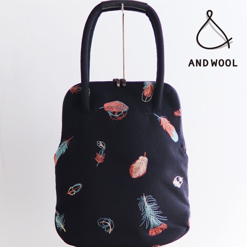 上品で控えめな印象ながらも個性的な色使い【鳥の羽刺繍のショルダーバッグ】※ブラックは完売しました