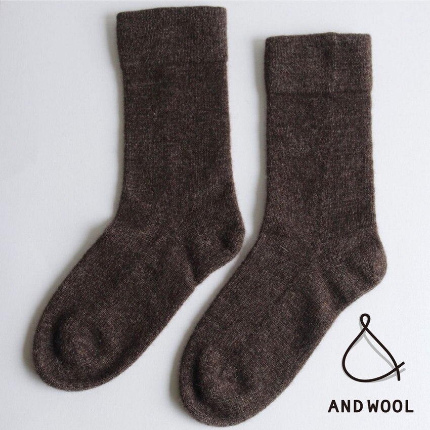 おどろくほど「なめらかで・やわらかで・あったかい」1枚1枚手編み機を使って編み上げる【カシミヤウールの靴下】