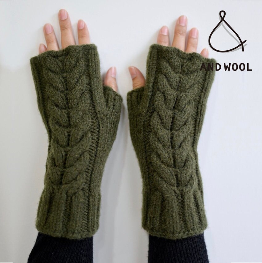 【敬老の日のギフトにもおすすめ!!】昔ながらの手編み機で1枚1枚編み上げる「ケーブル模様のアームウォーマー」