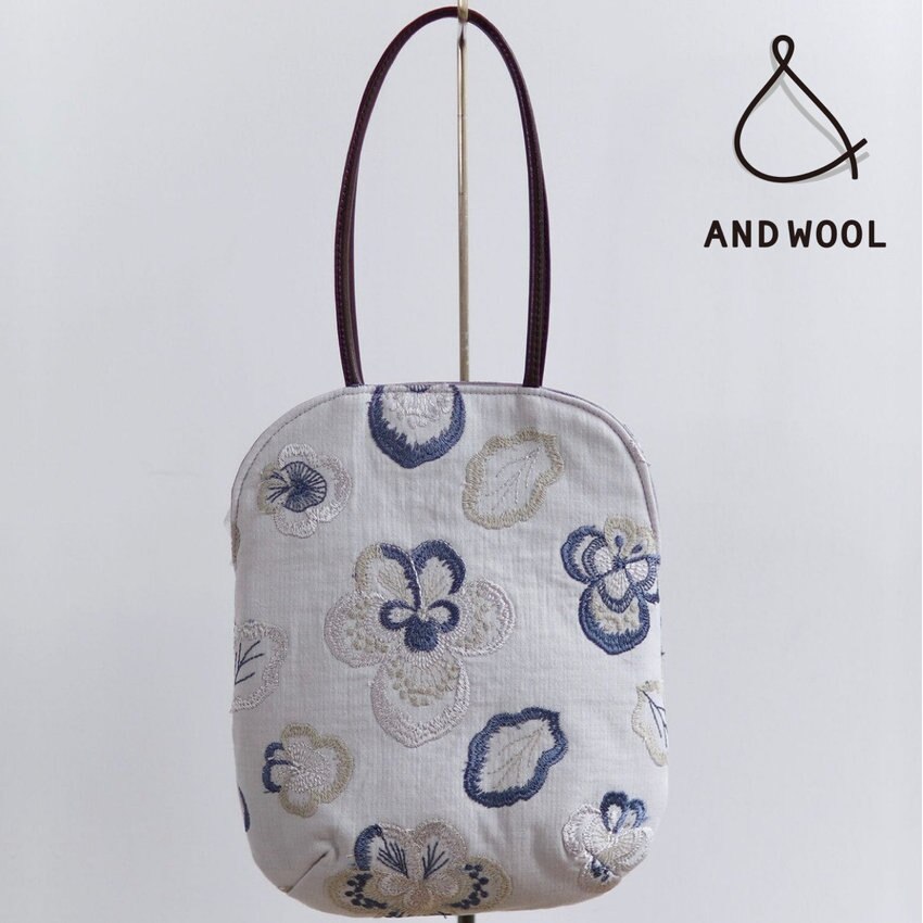 【再入荷しました!!】人気のテキスタイル「ビオラ刺繍のミニバッグ」財布と携帯とペットボトルが入るサイズです