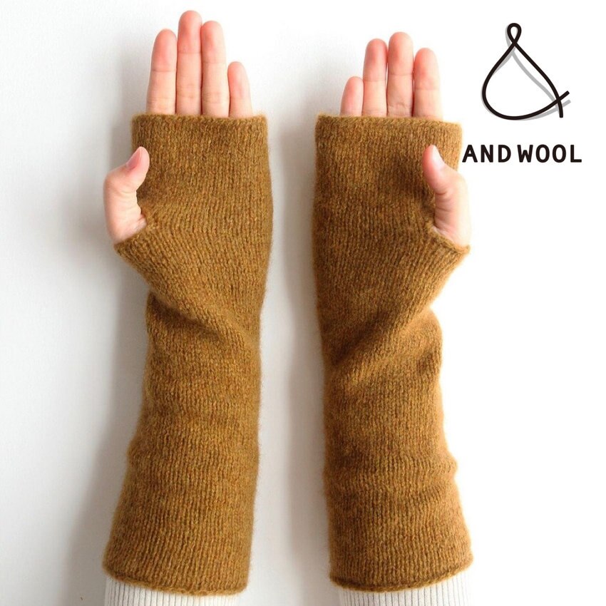 昔ながらの手編み機で1枚1枚編み上げる【カシミヤセーブルのアームウォーマー】空気をたっぷりと含んだやわらかいニット