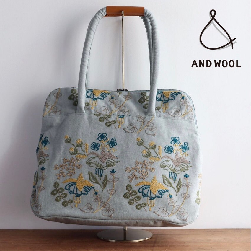 「繊細な刺繍表現」で高級感があり上品な印象の【フクシア刺繍のバッグ】秋シーズンにおすすめのアイテムです