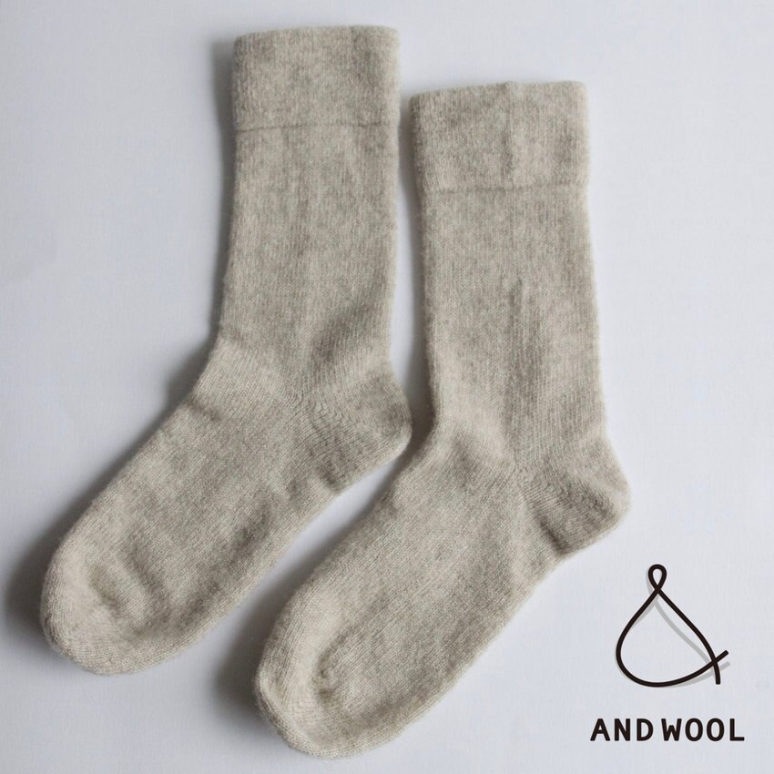 驚くほど滑らかで暖かい「手編み機で作るカシミヤウールの靴下」1枚1枚手編み機を使って編み上げています