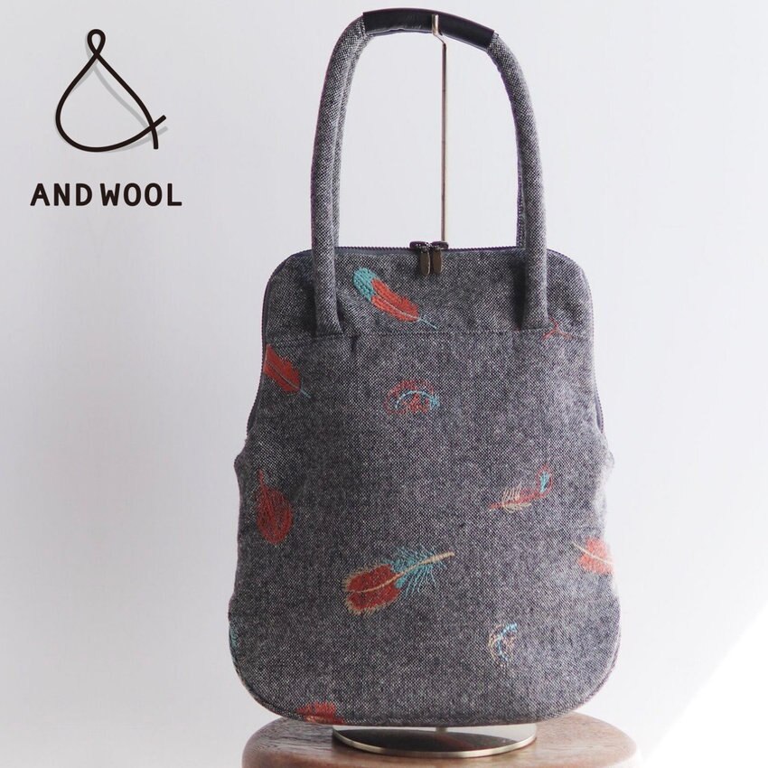 上品で控えめな印象ながらも個性的な色使い【鳥の羽刺繍のショルダーバッグ】※グレーのみ在庫あり