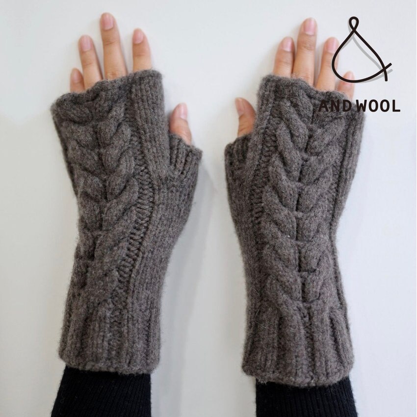 ふっくらと盛り上がった「ケーブル模様」がかわいい昔ながらの手編み機で1枚1枚編み上げる【アームウォーマー】