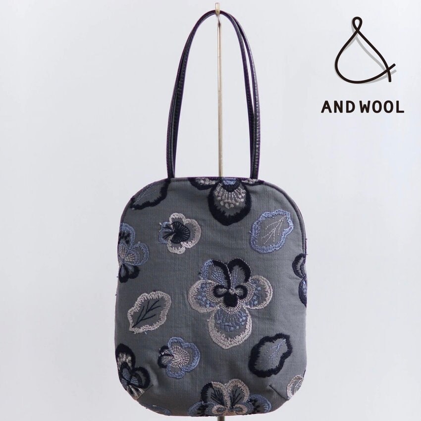 【秋の装いを上品に演出】人気のテキスタイル「ビオラ刺繍のミニバッグ」財布と携帯とペットボトルが入るサイズです