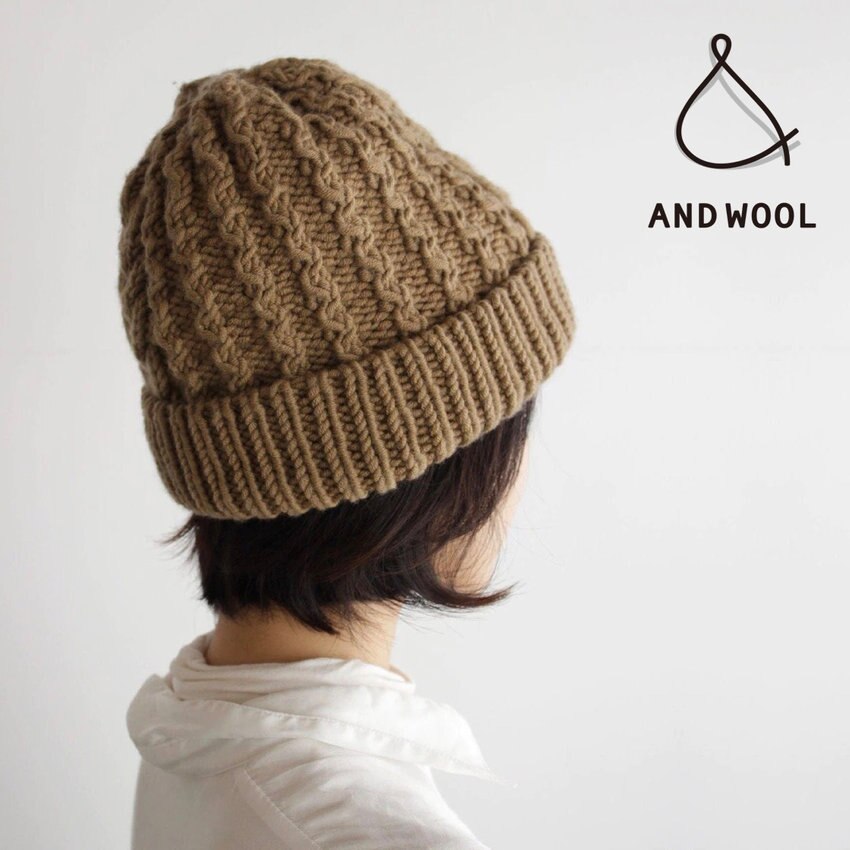寒い季節の大人おしゃれなコーディネイトに【手編みで作るケーブルニット帽子】素材のよさが存在感と品を演出します