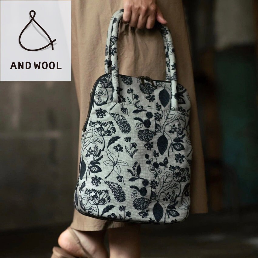 A4サイズが楽々入るサイズ【筆記帳刺繍のショルダーバッグ】手刺繍のようなふっくらした立体感のあるやさしい風合いです