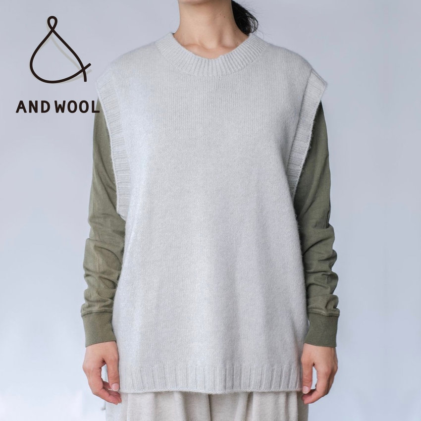 昔ながらの「手編み機」で1枚1枚編み上げる【ホワイトカシミヤ100%のベスト】特別な1着としてぜひどうぞ