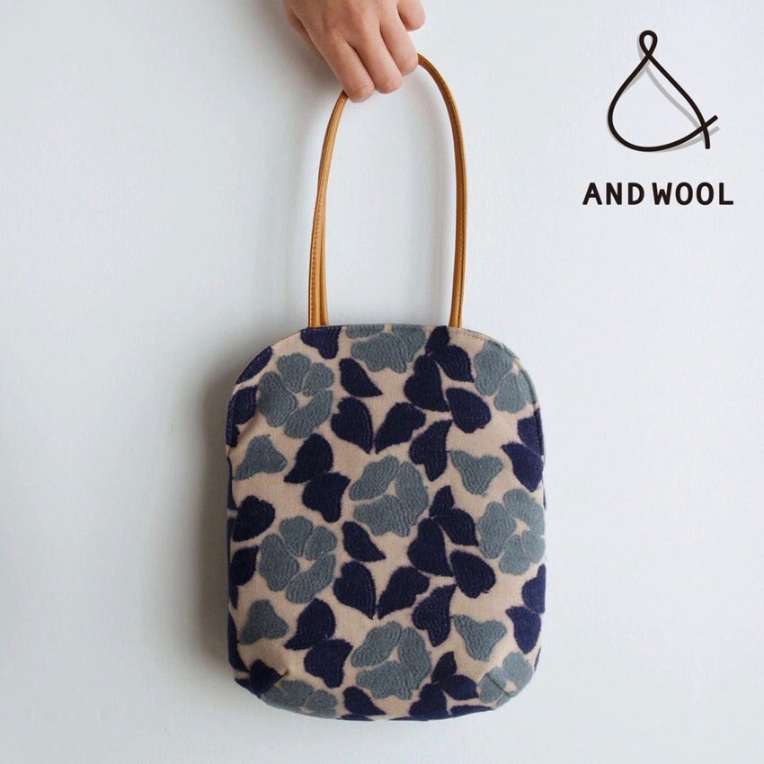 【数量限定再入荷!!】秋冬の上品な装いと相性がよい「椿刺繍のミニバッグ」可愛らしさもありつつクラシックな雰囲気も