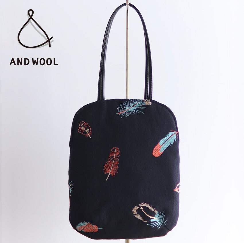 「上品で控えめな印象」ながら個性的な色使い【鳥の羽刺繍のミニバッグ】財布・携帯・ペットボトルが入るサイズ