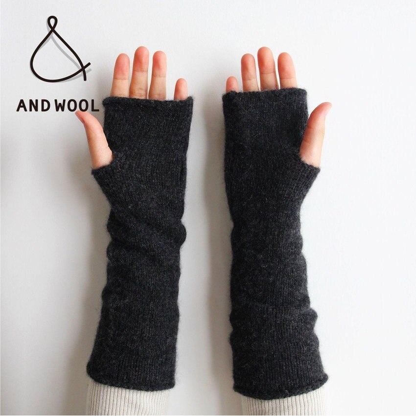 【在庫残りわずかです!!】手編み機で1枚1枚編み上げる空気をたっぷりと含んだ「カシミヤセーブルのアームウォーマー」