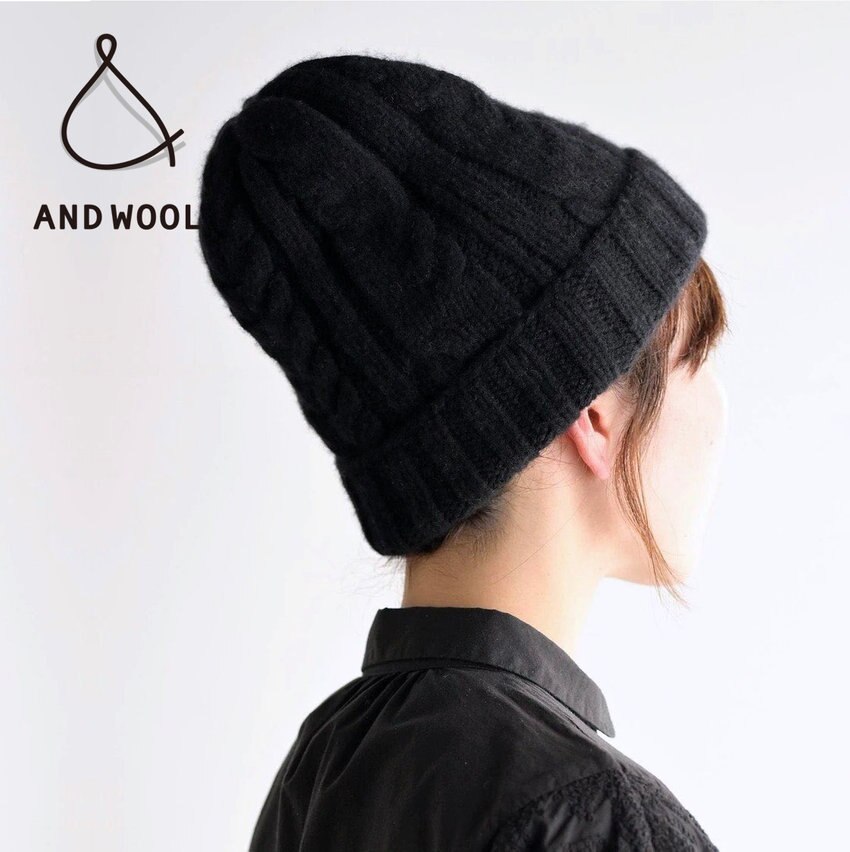 ふっくらと盛り上がった【ケーブル模様】がかわいいニット帽！昔ながらの「手編み機」で1枚1枚編み上げています